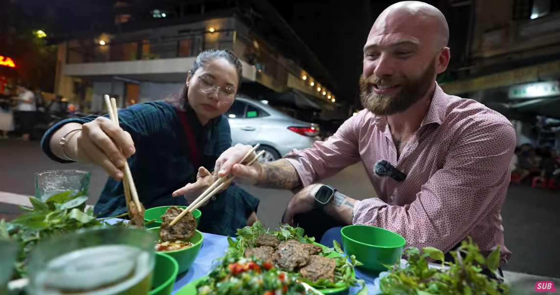 Khách Tây nếm đặc sản lạ miệng ở Hà Nội, 'đứng hình' khi biết tên nguyên liệu