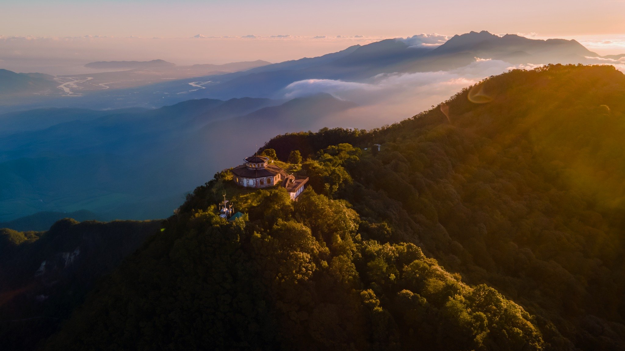 Rhododendren blühen auf dem Berggipfel, Bach Ma Landschaft ist so schön wie in Europa