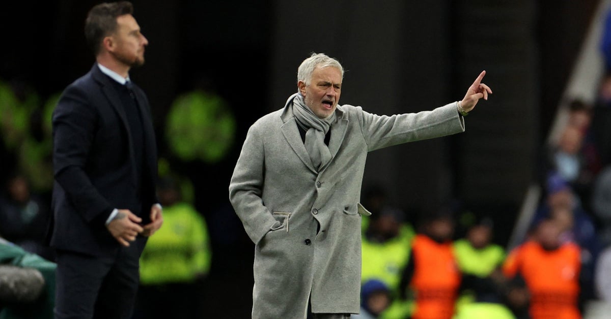 El entrenador Mourinho se burla del árbitro tras la amarga eliminación de la Europa League