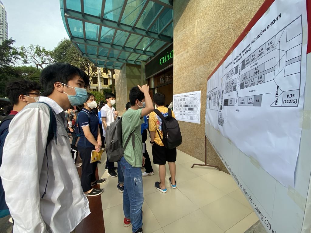Tuyển sinh lớp 10 Trường THPT Chuyên Khoa học Tự nhiên năm 2025: Tăng số môn thi và lệ phí thi- Ảnh 1.