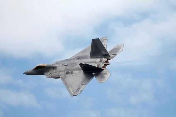 تصبح مقاتلة F-22 رابتور قديمة الطراز تدريجيا.