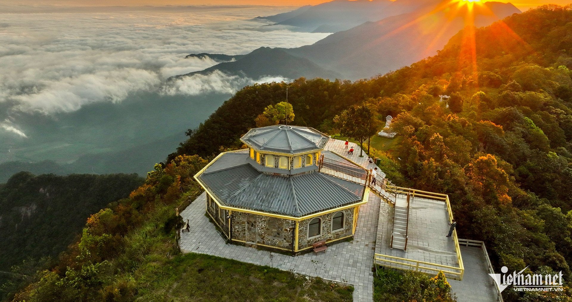 Rhododendrons bloom on the mountain top, Bach Ma landscape is as beautiful as in Europe