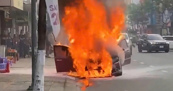 Une voiture prend feu au milieu d'une rue bondée à Da Nang