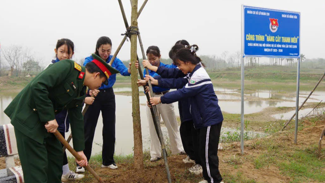 Tuổi trẻ Thủ đô tích cực tham gia trồng cây xanh, bảo vệ môi trường