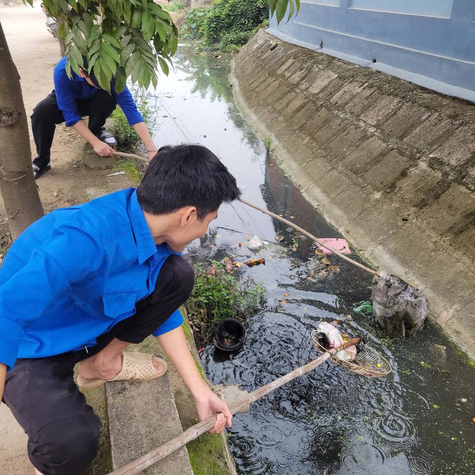 À tous les niveaux de l'Union de la jeunesse, les jeunes de la capitale ont uni leurs forces pour répondre au Dimanche vert afin de nettoyer l'environnement - Photo : Union de la jeunesse du district de Thuong Tin