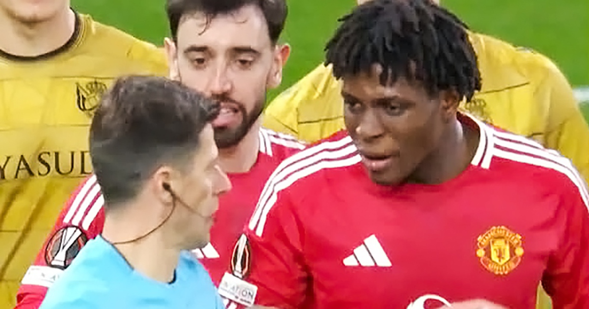 Man United young star praised for asking referee not to award penalty to opponent