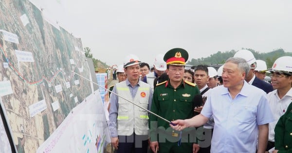 Vizepremierminister Nguyen Hoa Binh inspizierte die Hoa Lien Schnellstraße