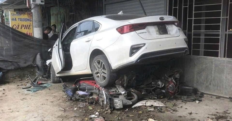 Un coche perdió el control y aplastó a siete motos de personas que asistían a un funeral