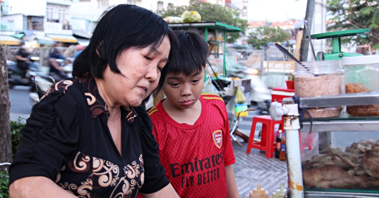 Einzigartiger Imbissstand einer 60-jährigen Frau in Ho-Chi-Minh-Stadt, Kunden erröten beim Bestellen