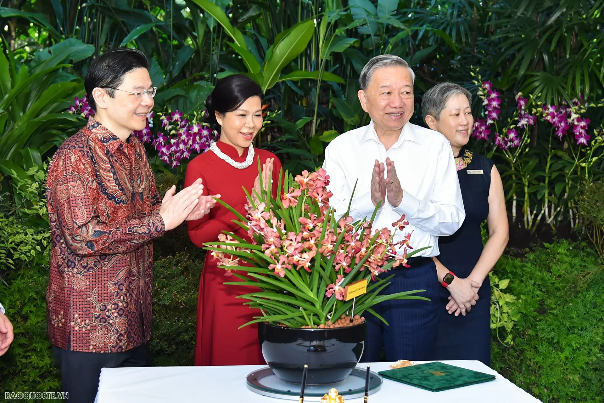 Tổng Bí thư Tô Lâm và Phu nhân cùng Thủ tướng Singapore Lawrence Wong tại lễ đặt tên cho hoa phong lan. (Ảnh: Tuấn Anh)