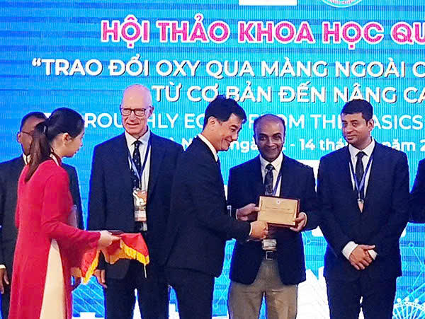 TS.BS Lê Đức Nhân trao tặng chứng nhận cho các bác sĩ, chuyên gia BV Mayo Clinic (Hoa Kỳ) vì đã đóng góp tích cực phát triển công nghệ ECMO tại BV Đà Nẵng. Ảnh: DNVN