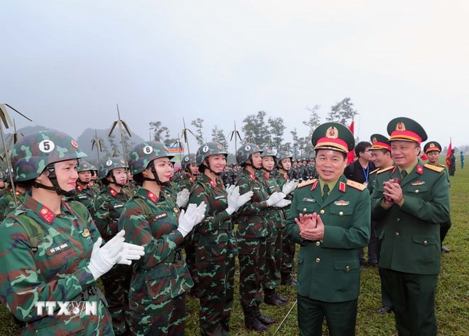 Trung tướng Đỗ Xuân Tụng, Phó Chủ nhiệm Tổng cục Chính trị Quân đội Nhân dân Việt Nam động viên, chúc mừng các đơn vị tham gia hợp luyện. (Ảnh: Trọng Đức/TTXVN)