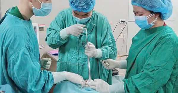 Los médicos encontraron huesos y dentaduras postizas en el esófago de un hombre en Ninh Binh después de dos días de comer gachas de pollo.