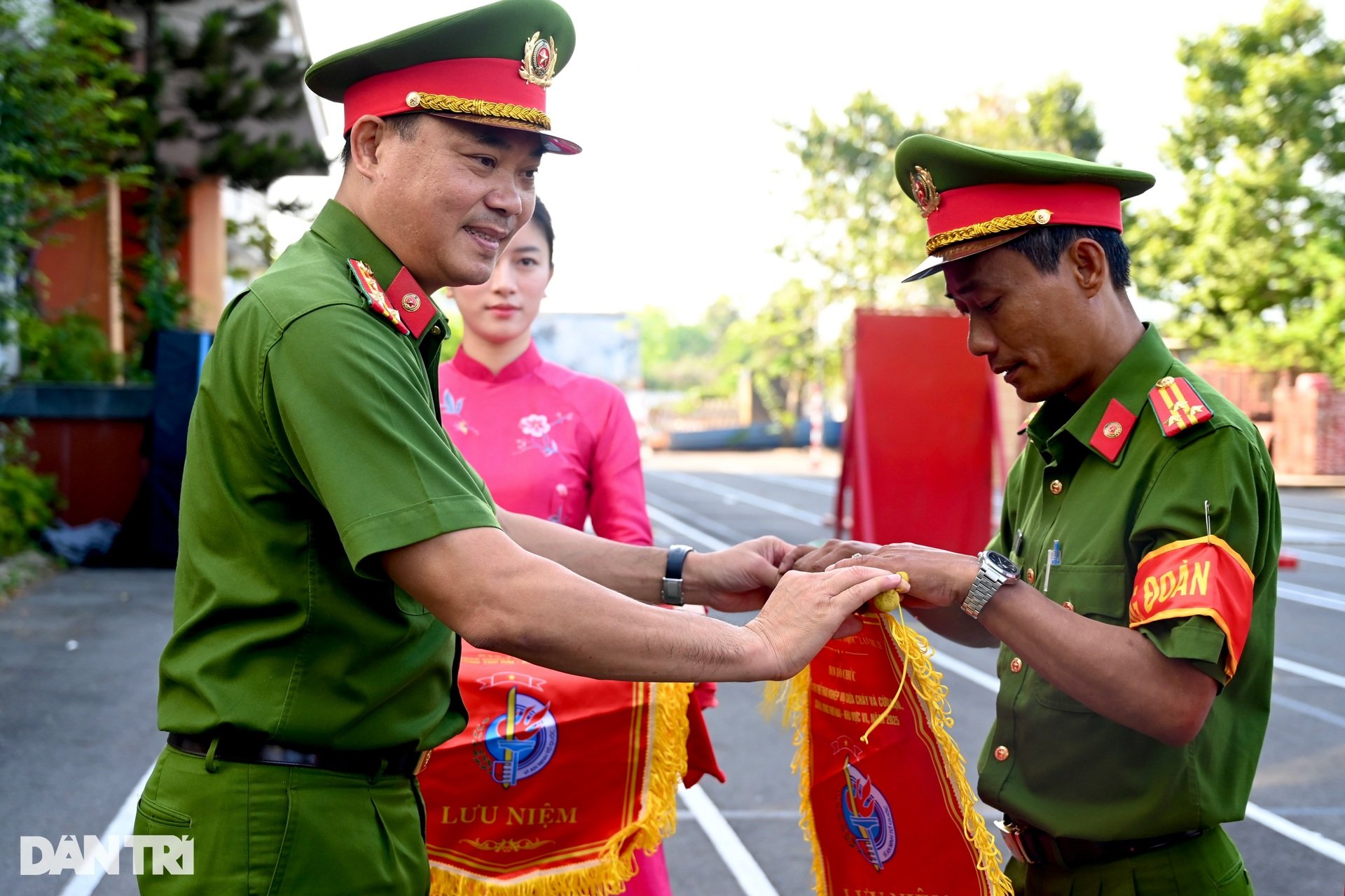 Màn tranh tài của cảnh sát tại hội thi chữa cháy ở TPHCM - 10