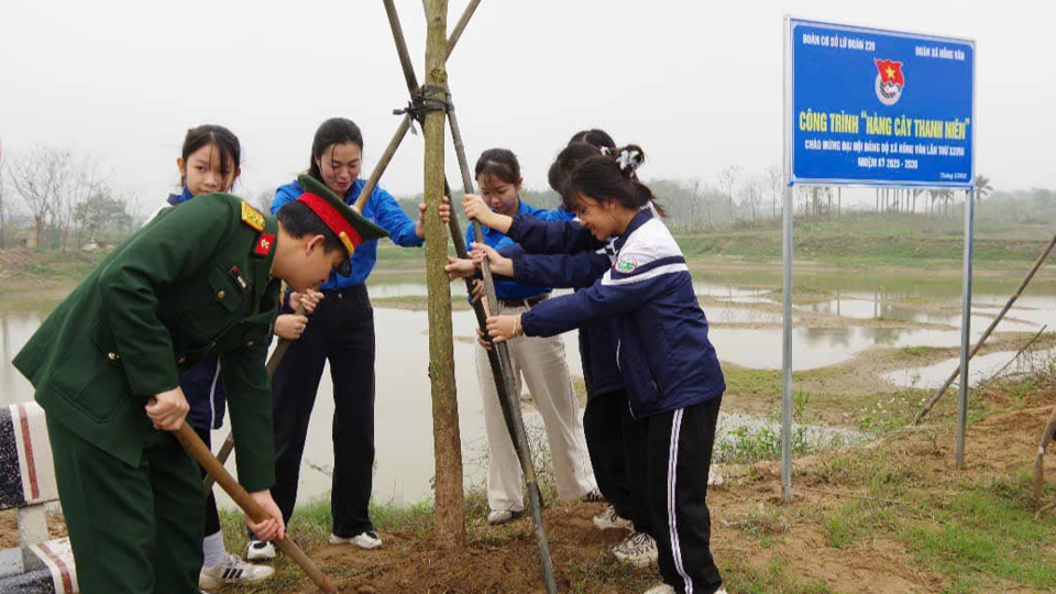 Đoàn viên thanh niên xã Hồng Vân, huyện Thường Tín tham gia trồng cây xanh trong Tháng Thanh niên năm 2025 - Ảnh: Huyện đoàn Thường Tín