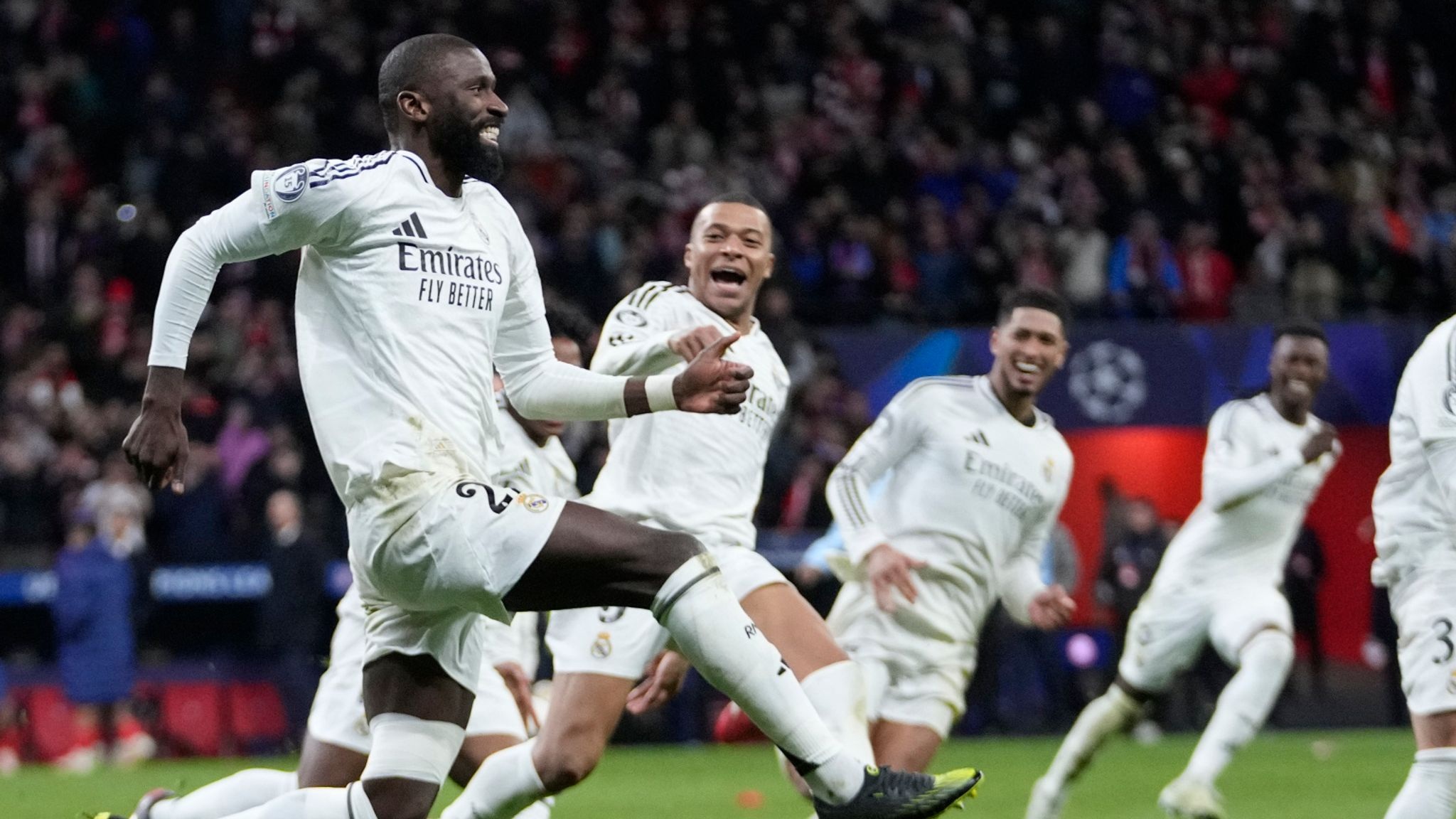 Champions League: Lời nguyền tàn nhẫn, cậu bé 17 tuổi khuynh đảo túc cầu - 2