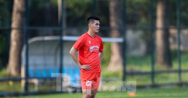 Tien Linh practica por separado, Quang Hai comenta sobre los jóvenes porteros de la selección nacional de Vietnam.