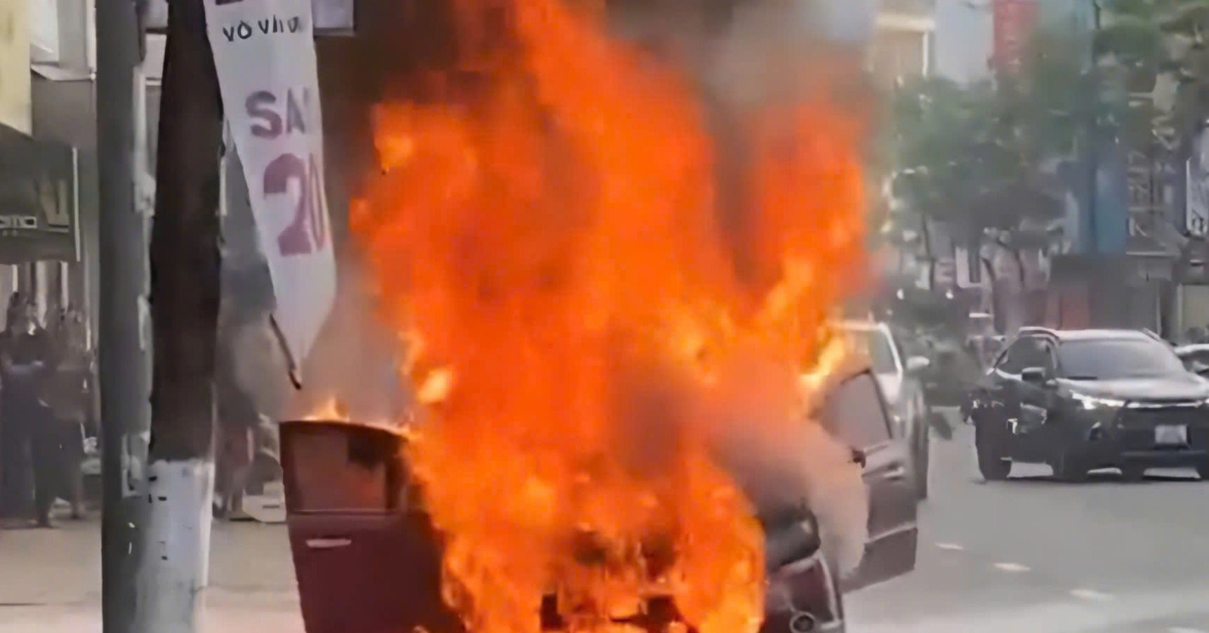 Car burst into flames in the center of Da Nang