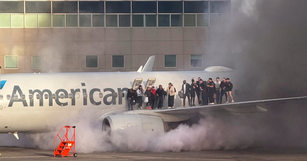 Plane carrying 178 people engine caught fire in the US