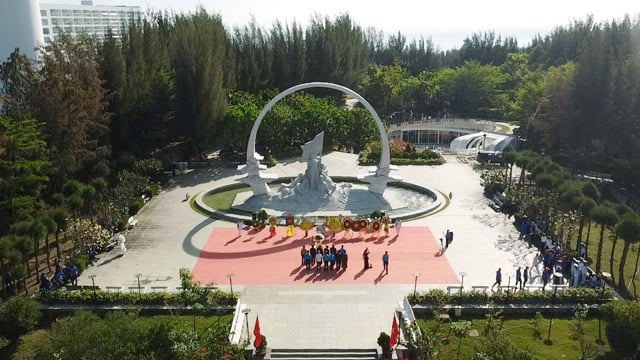 Mucha gente y turistas visitan el Memorial del Soldado de Gac Ma