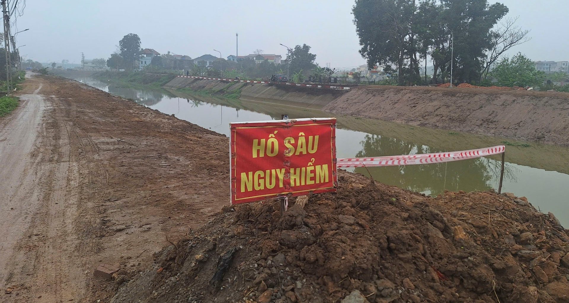 Urgent handling of landslide at Tao Khe canal embankment in Bac Ninh