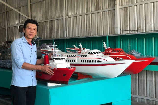 Man without any schooling builds his own airplanes and warships