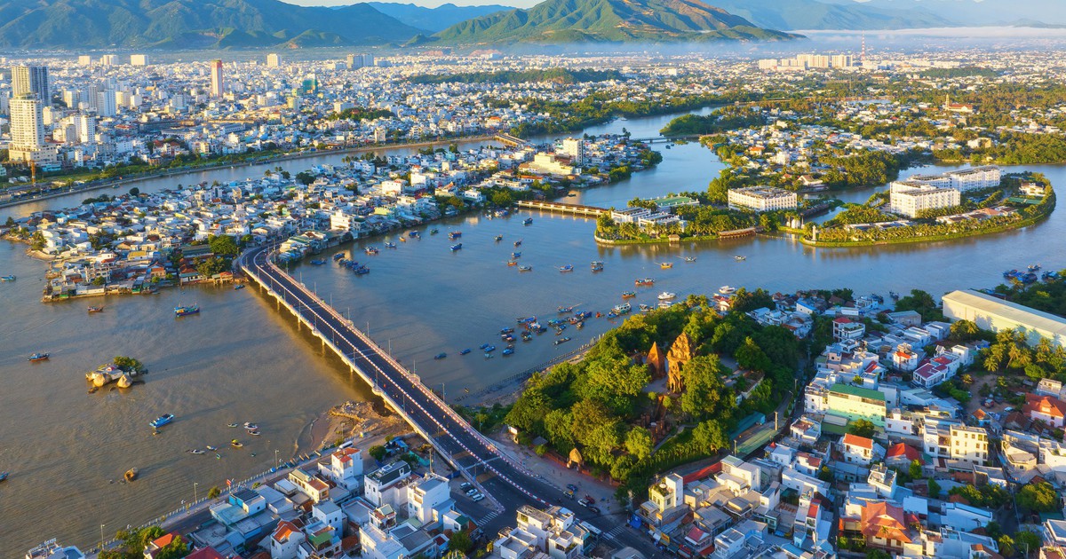 Cu Huan Gate, a charming sea and sky area