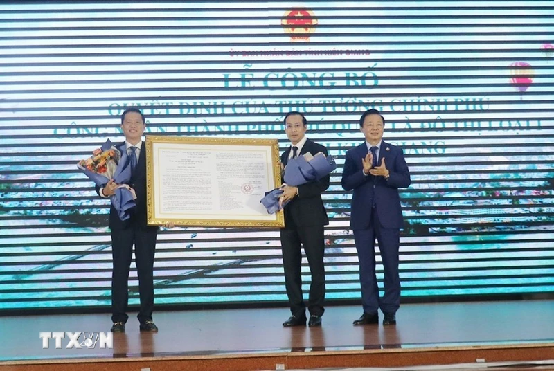 푸꾸옥은 국제적인 수준의 관광 서비스와 무역 중심지를 형성해야 합니다.