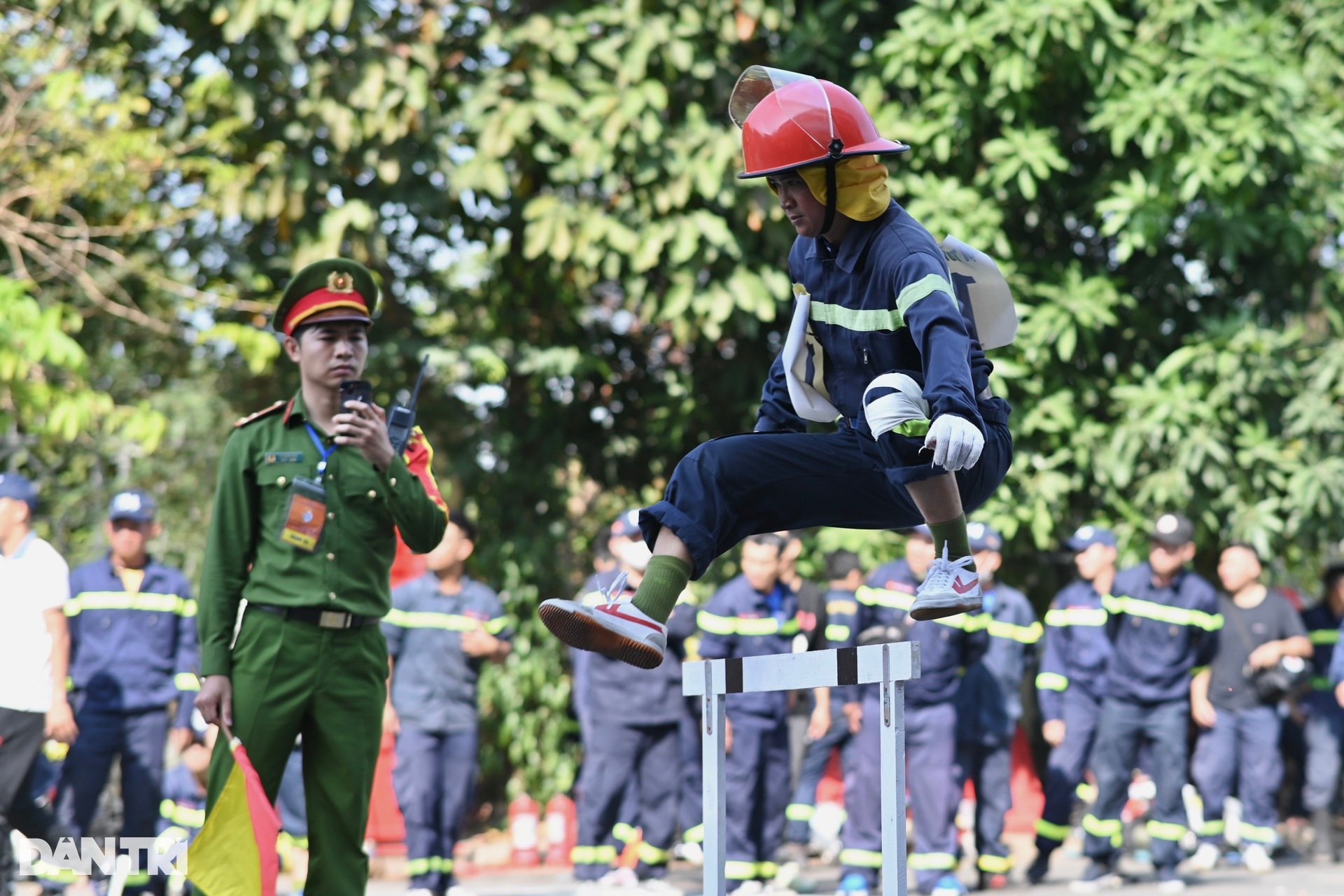 Màn tranh tài của cảnh sát tại hội thi chữa cháy ở TPHCM - 5