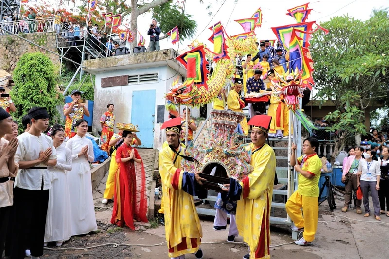 Einzigartiges Festival der Herrin des Landes des Sam-Bergs