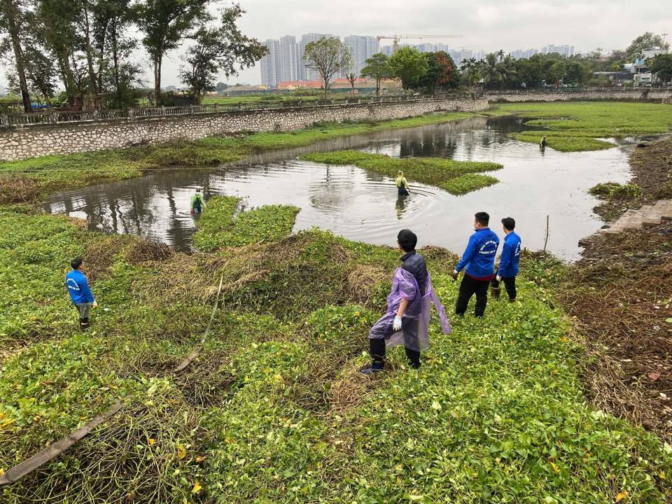 Les membres de l'Union des jeunes du quartier de Dai Mo, district de Nam Tu Liem, participent au dragage des étangs pour créer un paysage écologique, propre et magnifique. Photo : Union des jeunes du quartier de Dai Mo.