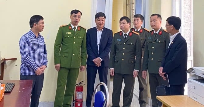 Le directeur de la police provinciale de Bac Giang inspecte la police au niveau de la commune