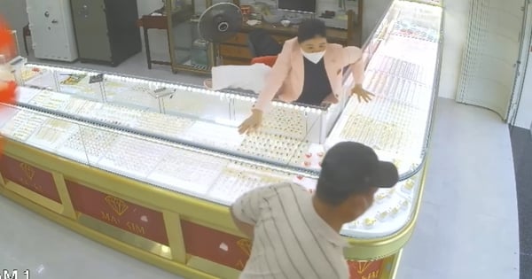 El momento en que el dueño de la tienda de oro saltó frente al auto del ladrón.