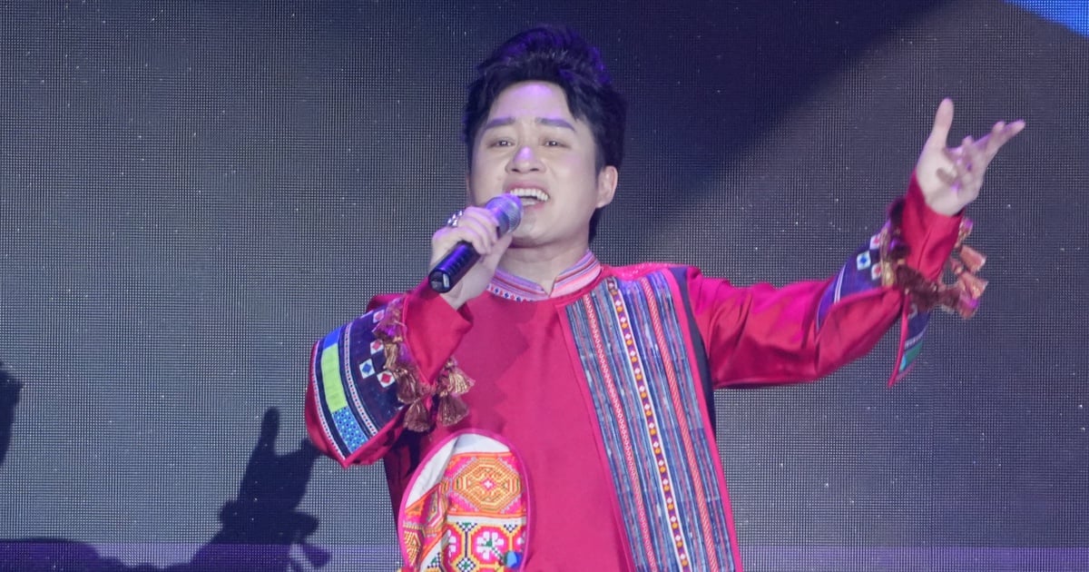 Tung Duong performs his hit 'Rebirth' in front of thousands of audiences