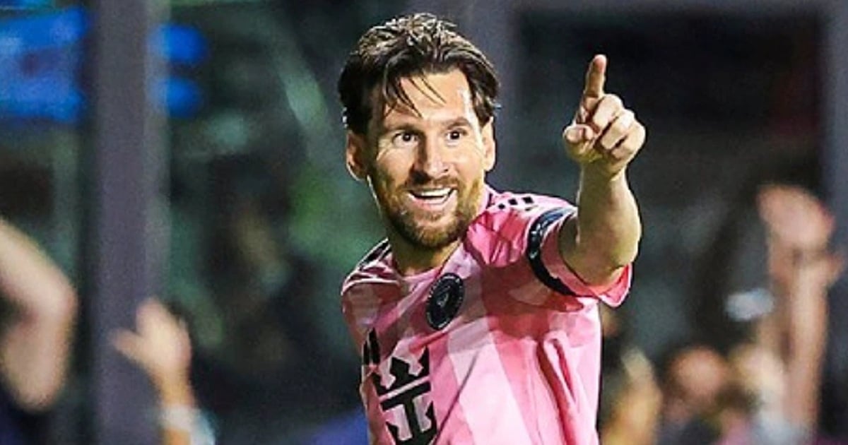 Lionel Messi scores, making opposing fans stand up and applaud in celebration