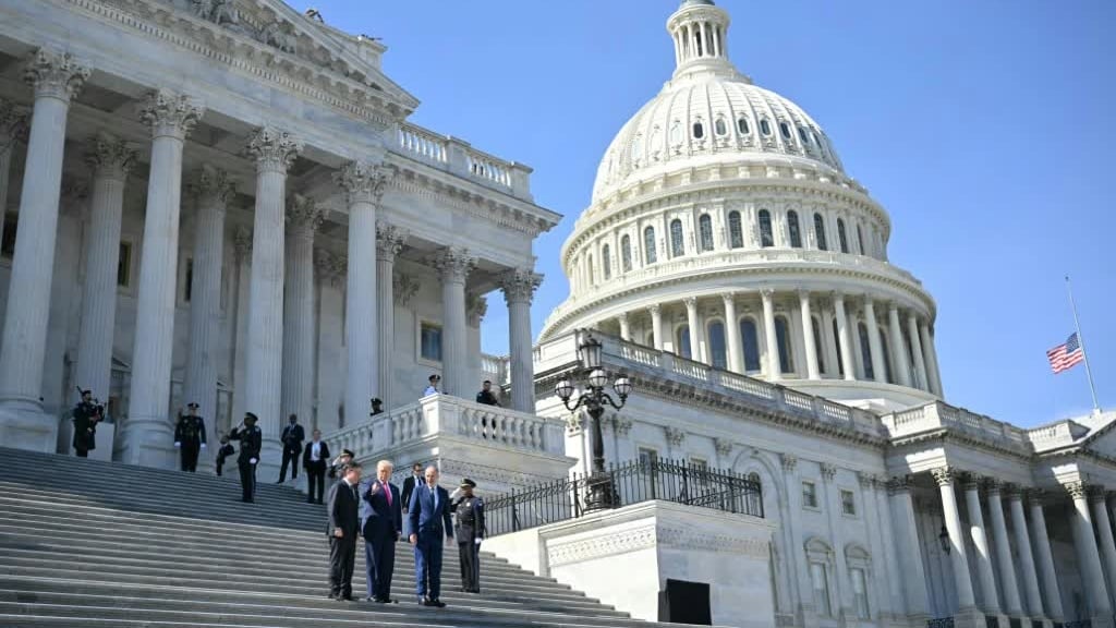 Mỹ thoát nguy cơ đóng cửa chính phủ, trao cho chính quyền của Tổng thống Trump "tấm séc trắng"