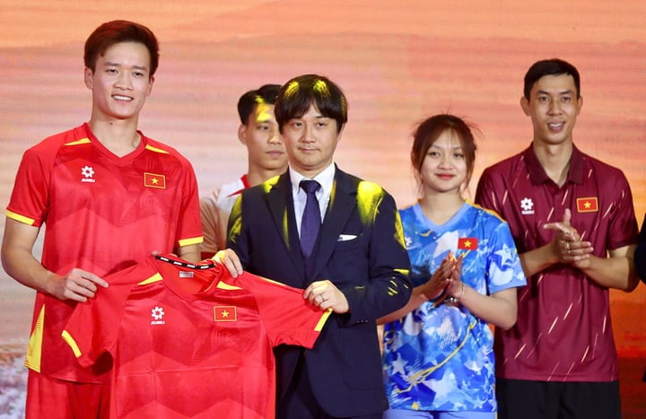 Se presentó a los fanáticos la camiseta oficial de la selección nacional de fútbol de Vietnam.