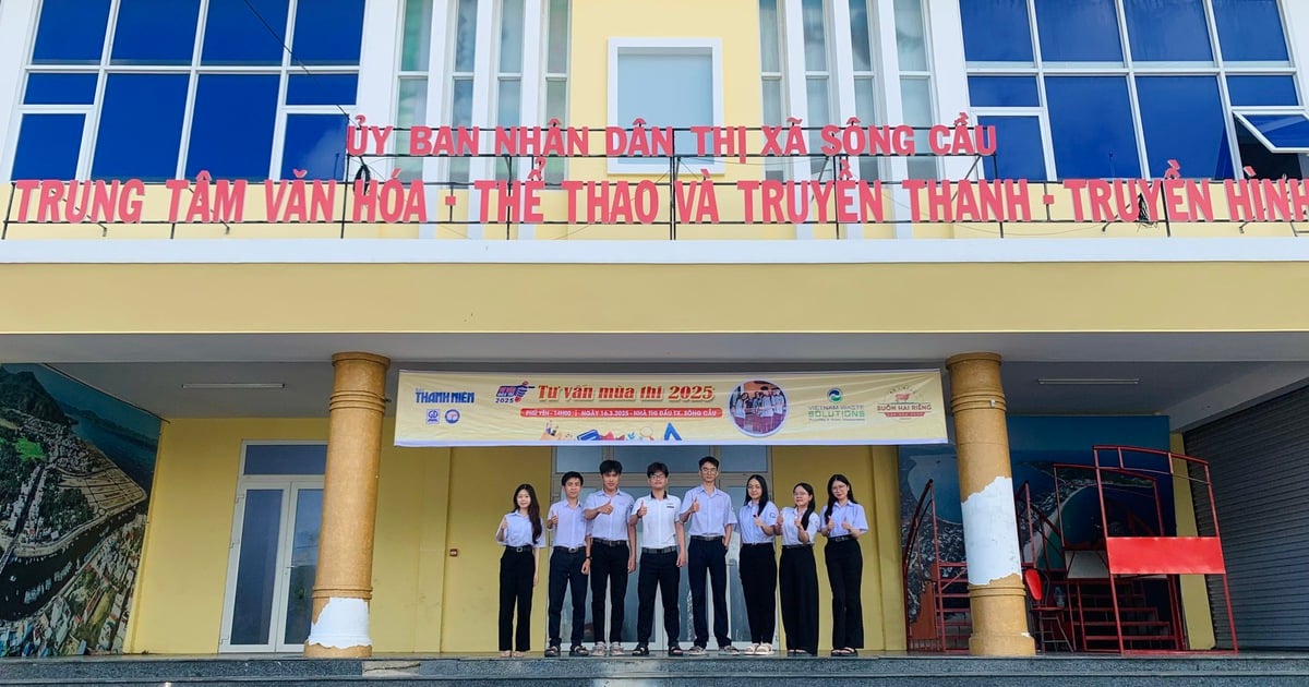 Phu Yen students wait to have their questions answered at the Exam Season Consulting program.