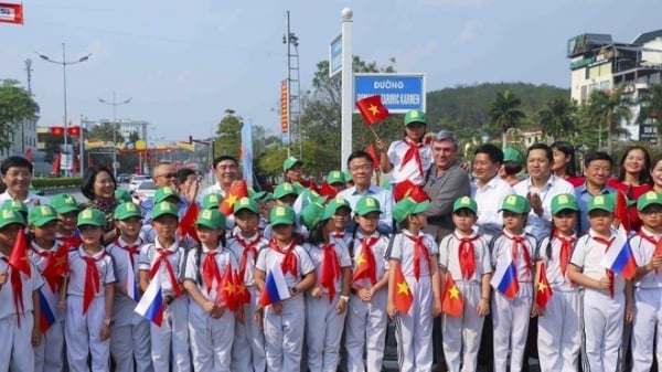 Placing street signs with the names of foreigners who contributed to the revolution in Dien Bien