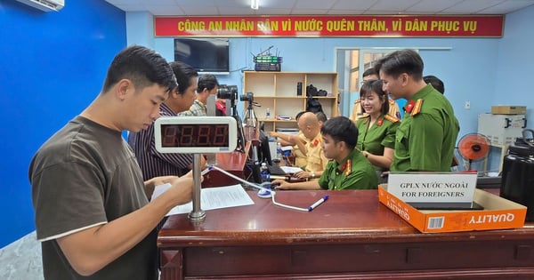 Which wards and communes are the driving license issuance and exchange points in Ho Chi Minh City from March 17?