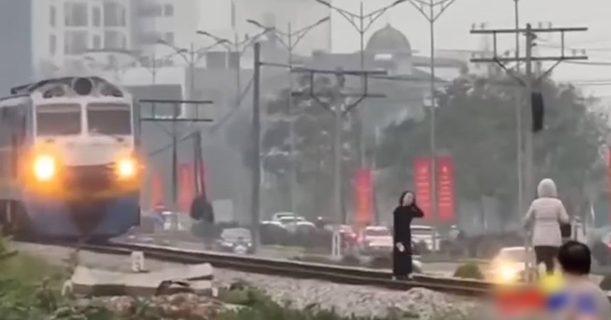 Traffic Police Department requests clarification of clip of 2 women 'posing' on the railway tracks, train has to brake suddenly