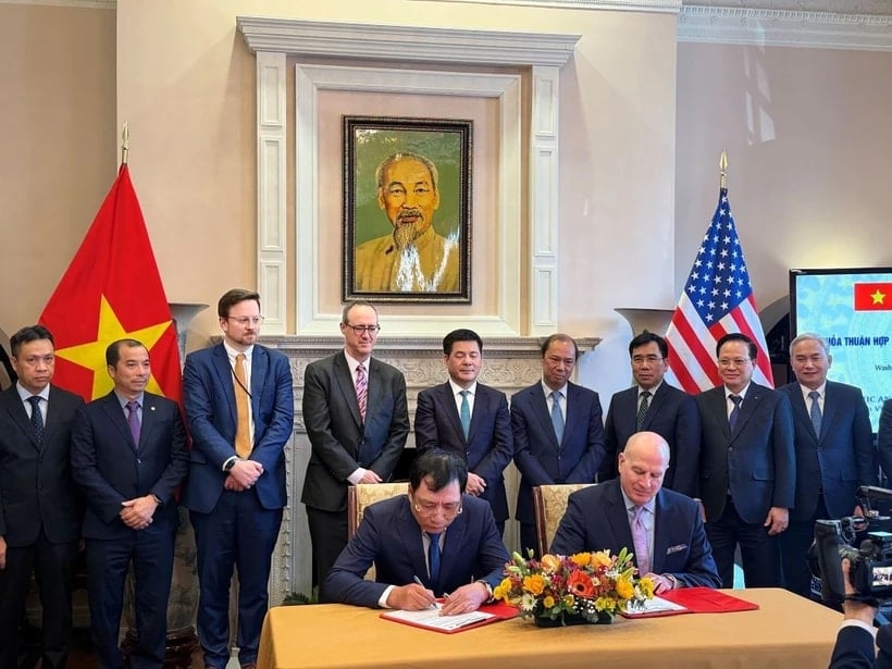 El Ministro de Industria y Comercio, Nguyen Hong Dien, y el Embajador Nguyen Quoc Dung presenciaron la ceremonia de firma de un acuerdo comercial entre empresas vietnamitas y socios estadounidenses. (Foto: Kieu Trang/VNA)