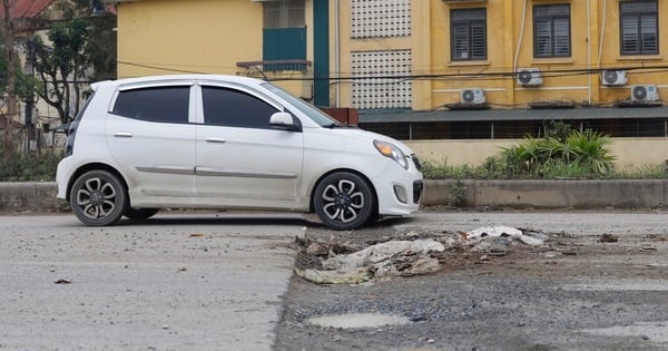 Le danger guette sur la route d'une valeur de près de 500 milliards de VND, immobile devant la ligne d'arrivée à Hanoi