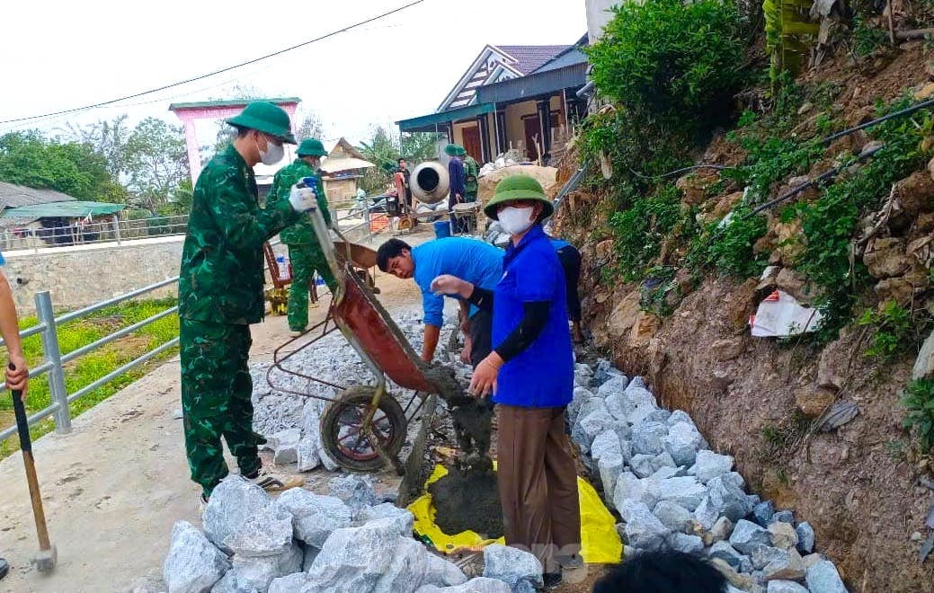 若者が貧困世帯の住宅建設に貢献する写真10