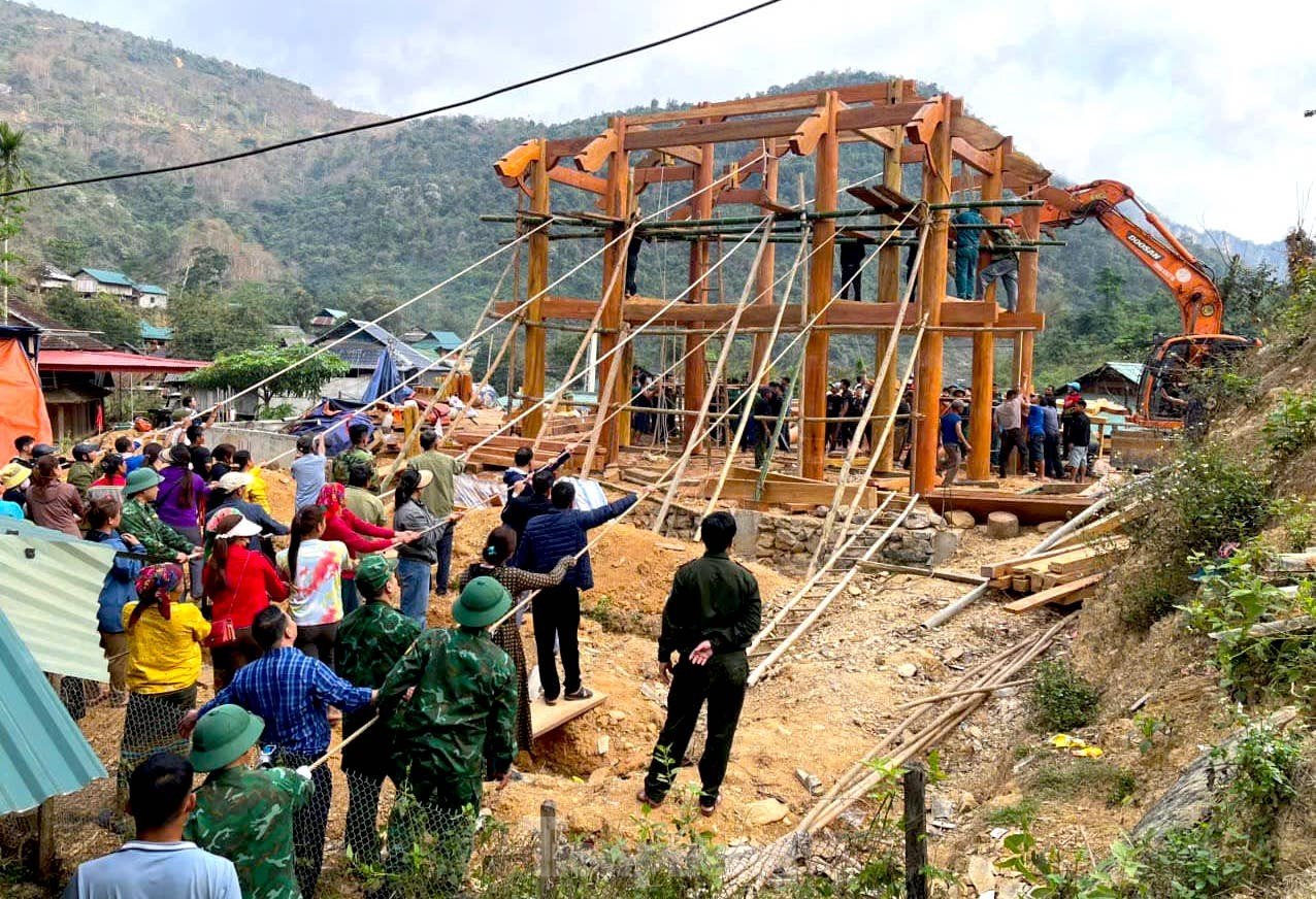 Young people contribute to building houses for poor households photo 1