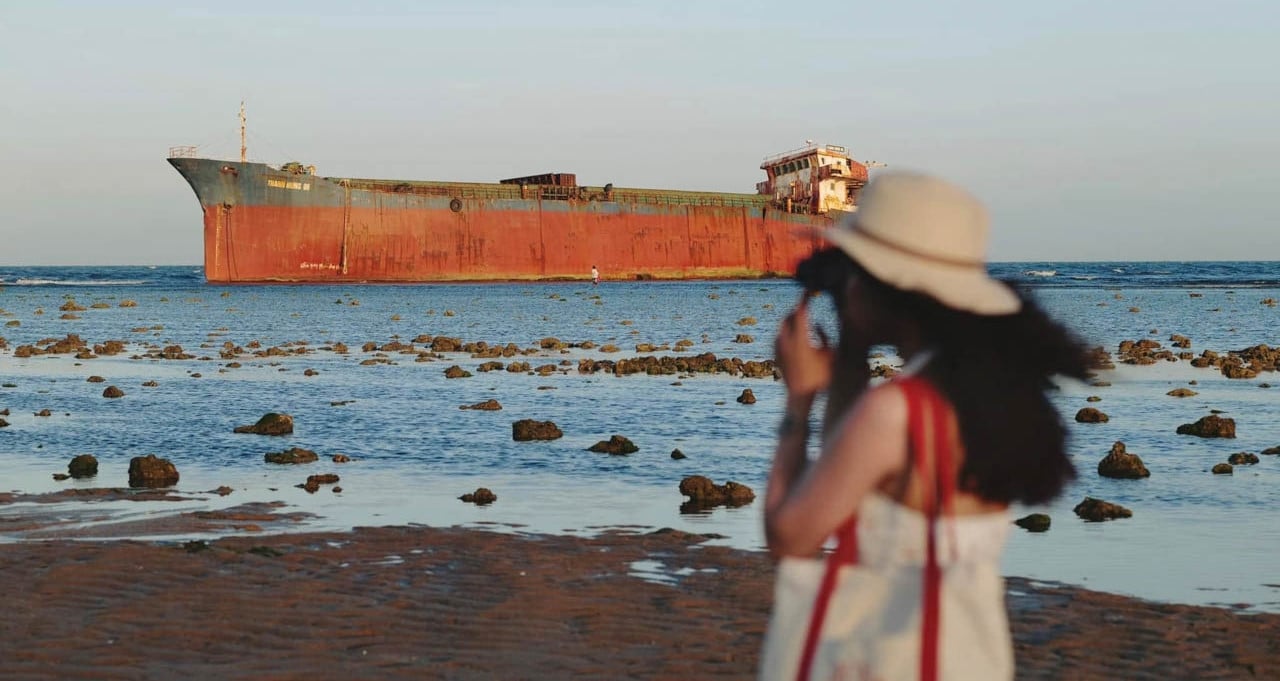 El barco "fantasma" varado en la playa de Ninh Thuan se convierte en un popular lugar de registro