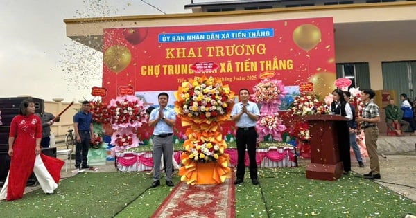 Después de 9 años de abandono, el mercado de una nueva comuna rural en Ninh Binh acaba de abrir.