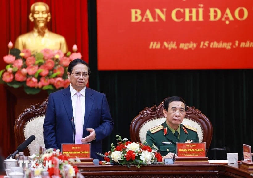 Le Premier ministre Pham Minh Chinh travaille avec le groupe Industrie Militaire-Télécommunications (Viettel). (Photo : Duong Giang/VNA)