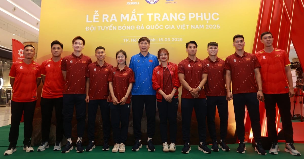 Coach Kim Sang-sik and the Vietnam team launch new jerseys with special technology