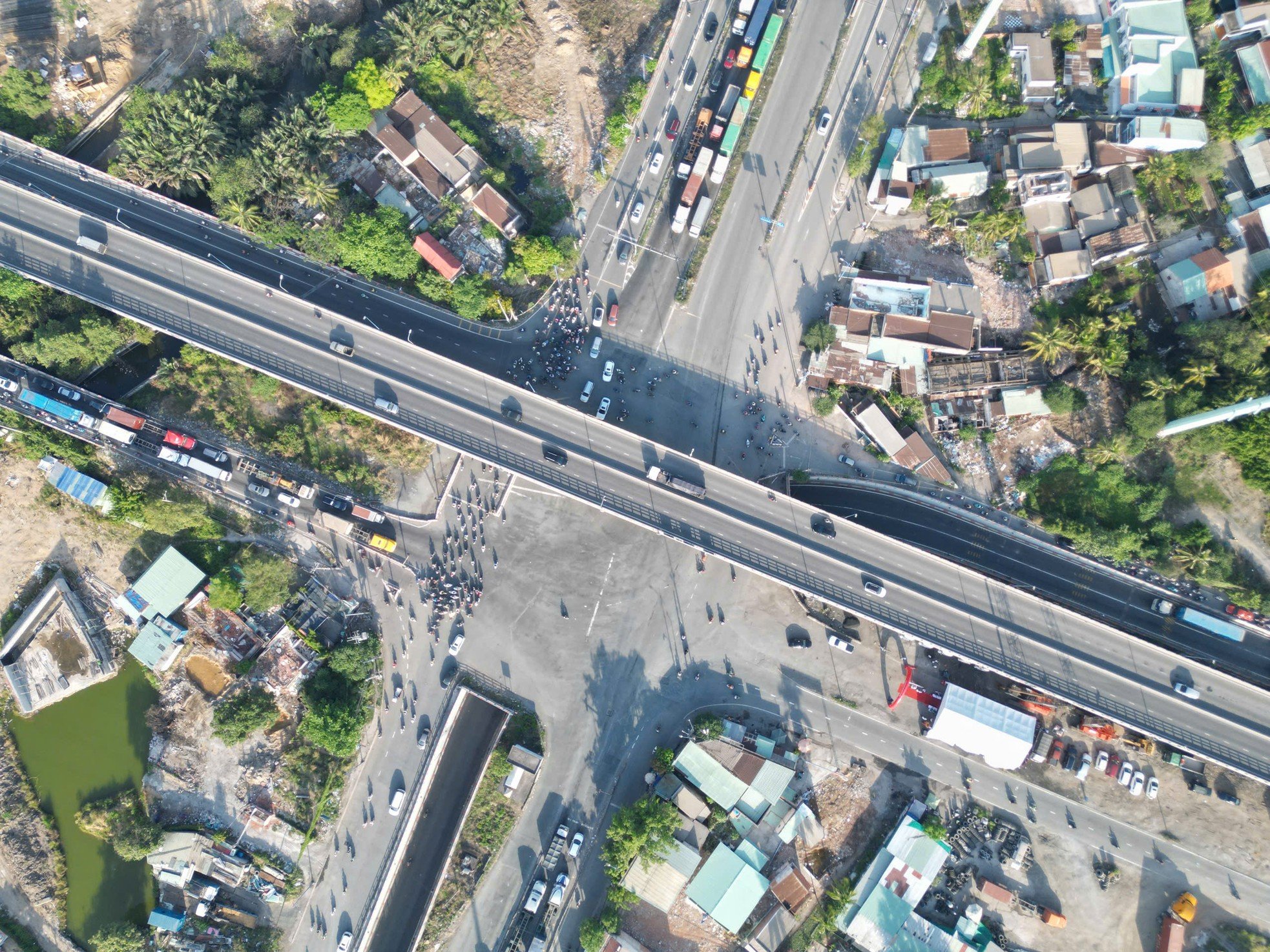 Construction of two overpasses at My Thuy intersection begins, photo 2